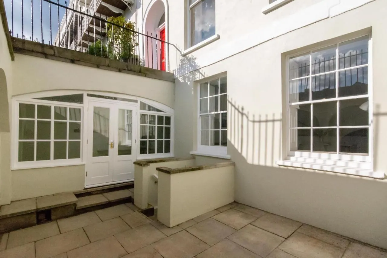 Free Parking! Very Large 2 Bedroom Clifton Flat Bristol Apartment