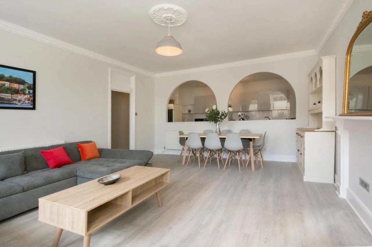 Free Parking! Very Large 2 Bedroom Clifton Flat Bristol