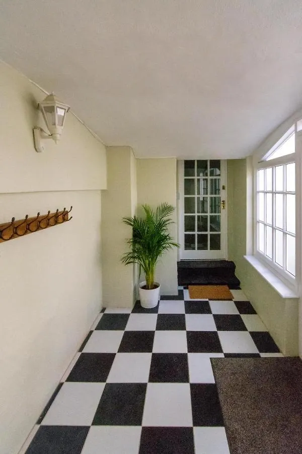 Free Parking! Very Large 2 Bedroom Clifton Flat Bristol Apartment