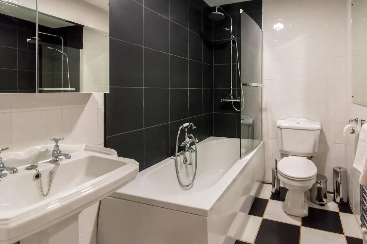 Free Parking! Very Large 2 Bedroom Clifton Flat Bristol Apartment